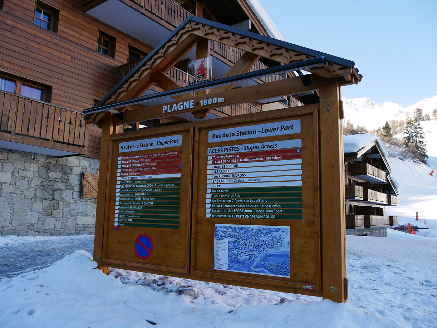Panneau de La Plagne 1800 avec tous les commerces, disponibles ainsi que les locations de matériel de ski et cours de ski !