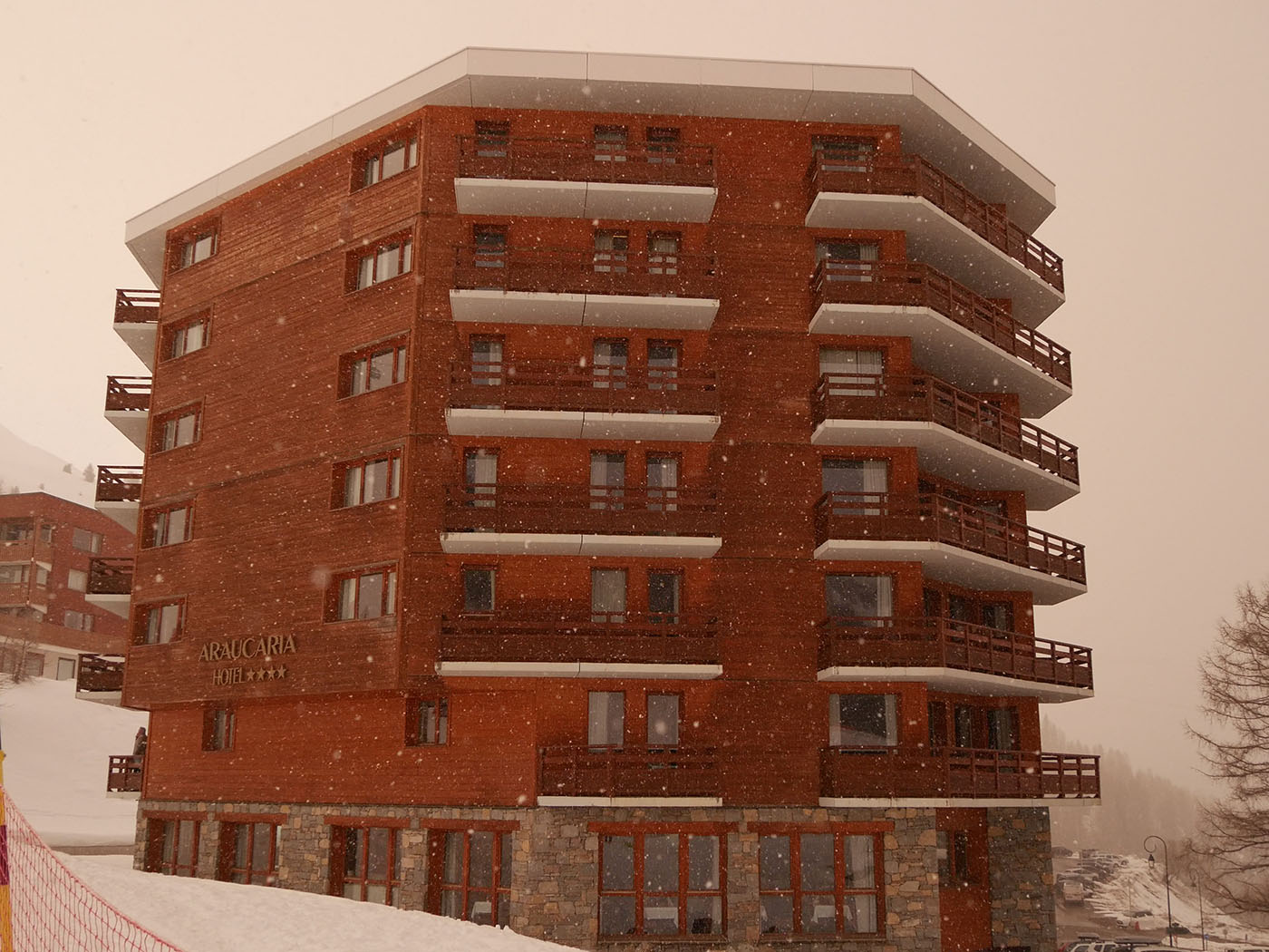 Hotel Araucaria & Spa de La Plagne sous la neige lors de vacances au ski au mois de mars