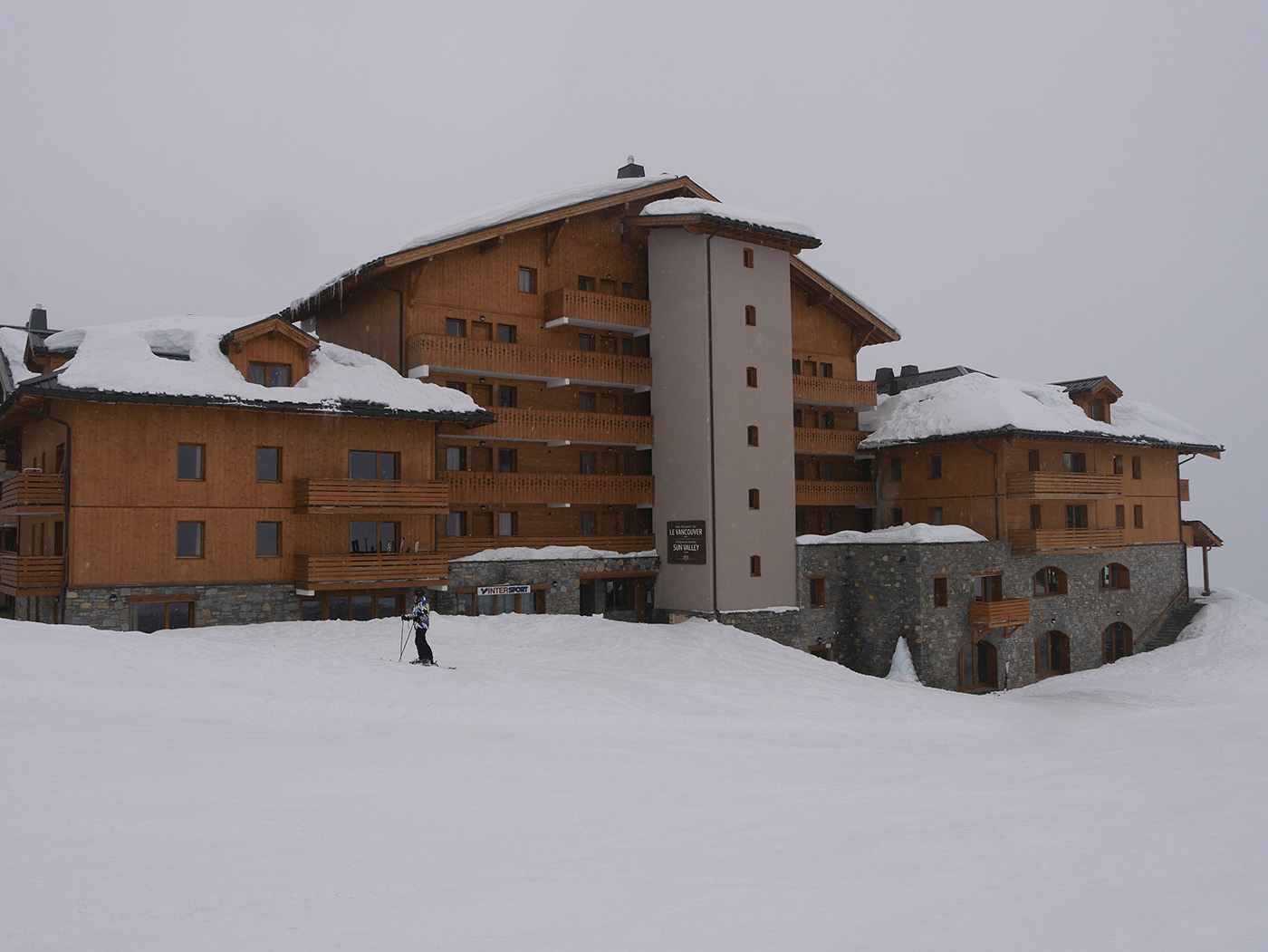 Hotel Le Vancouver à La Plagne Soleil lors d'une journée de tempête de neige sur les pistes de ski