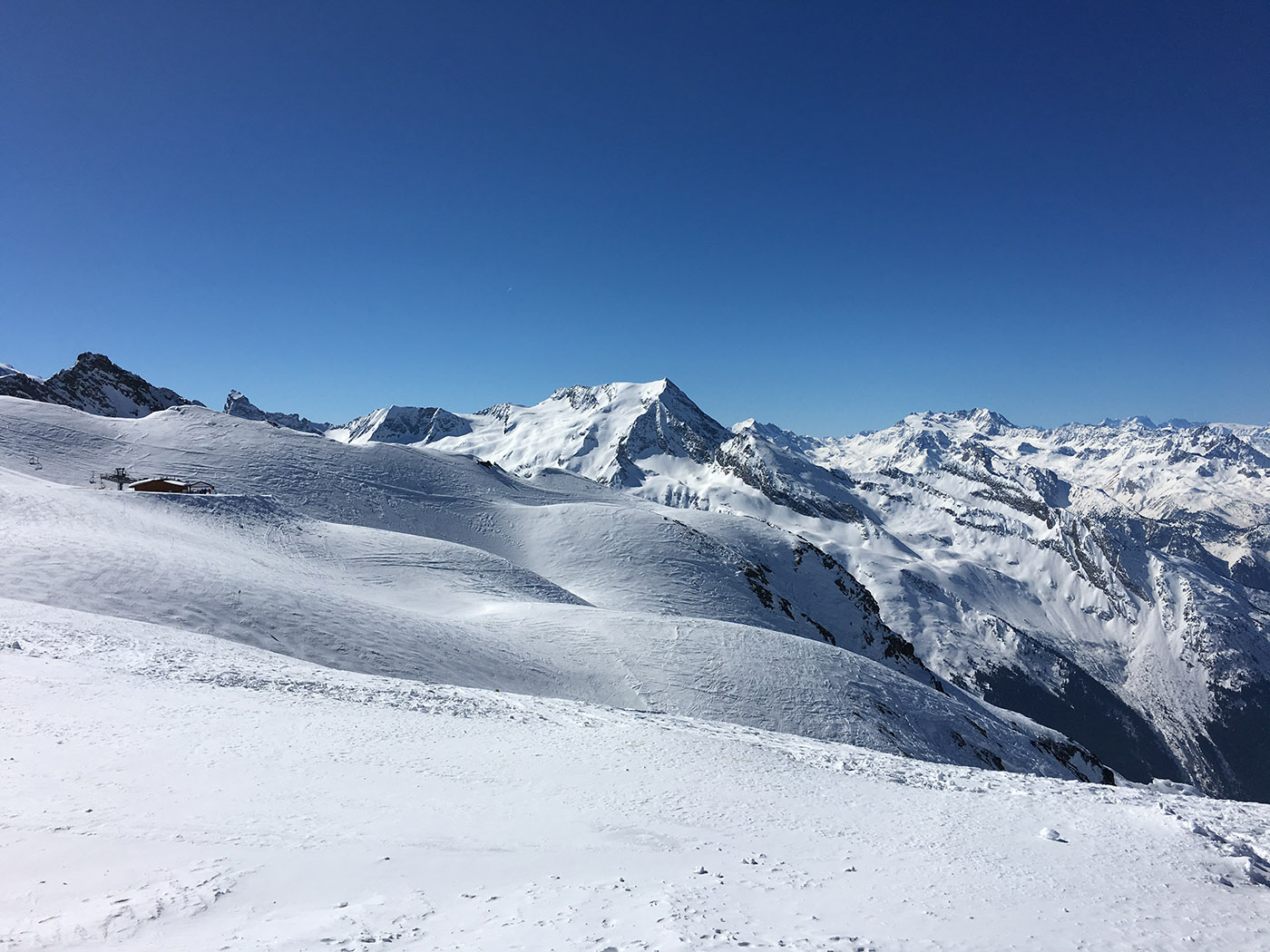 vue sur des pistes de ski et sa chaîne de montagnes accessibles avec un forfait de ski paradiski