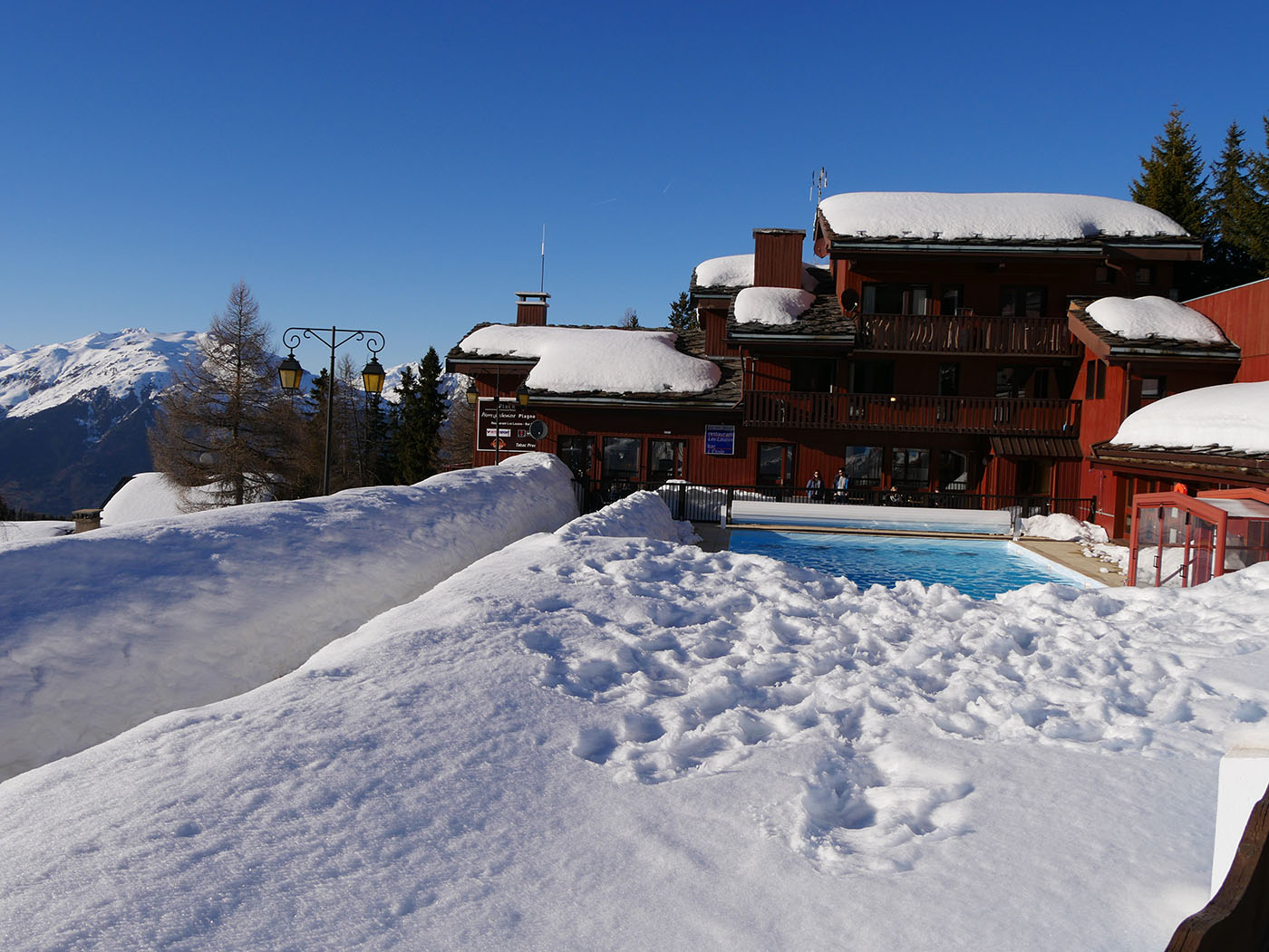 Résidence Pierre et Vacances à La Plagne, située à la Plagne 1800 avec piscine ! Une location de vacances idéales pour un séjour au ski.