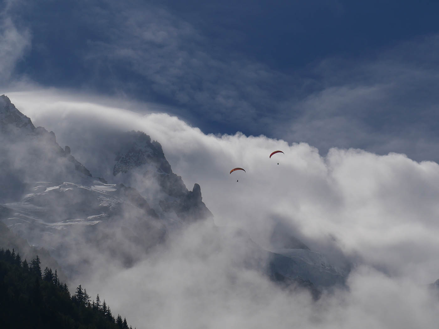 photo paysage montagne avec parachutes dans les nuages